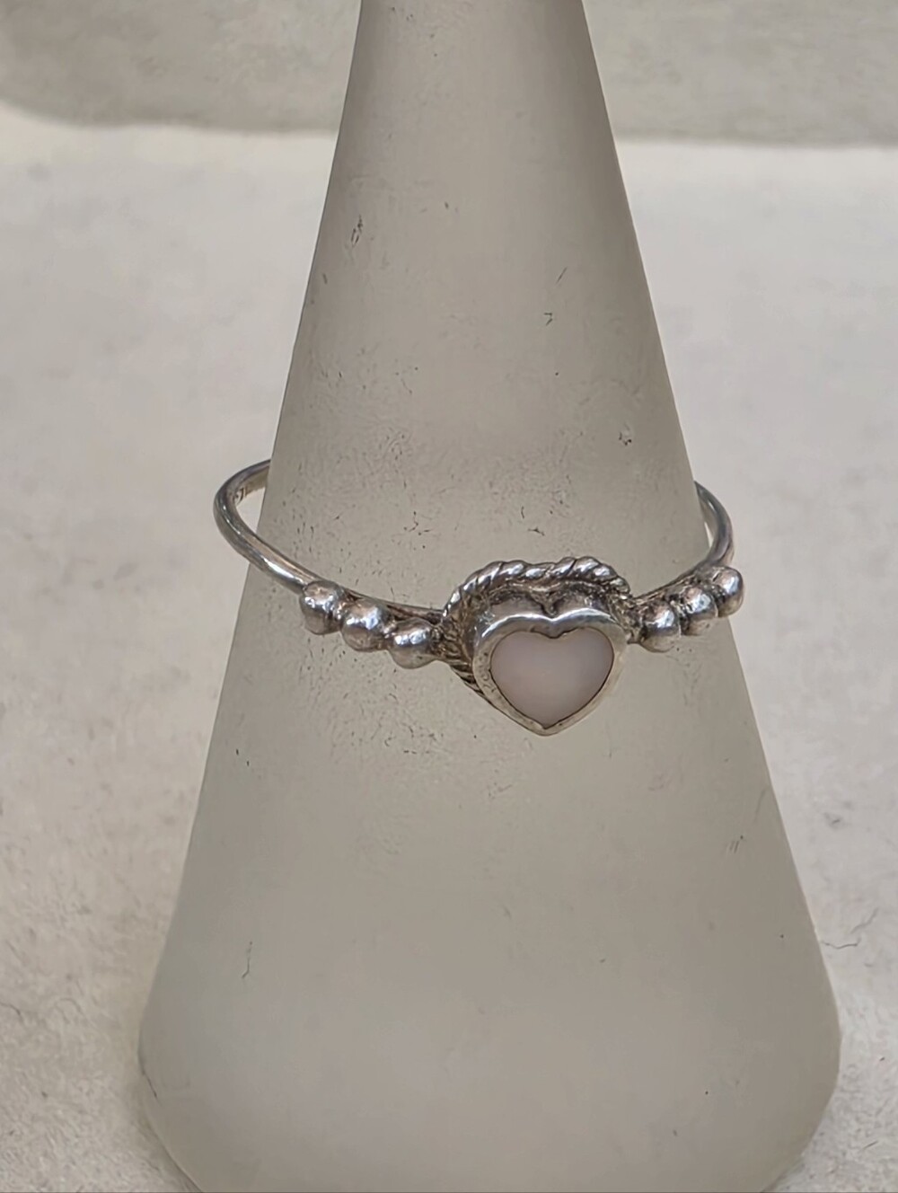 925 Sterling Silver Mother-of-Pearl Heart Ring • Size 6 • 1.00g
